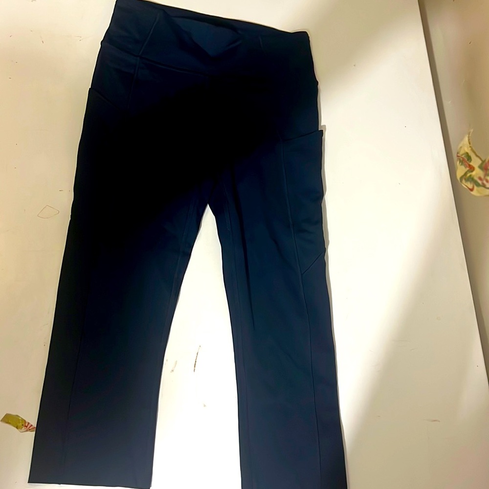 Lululemon sz 4 capris navy